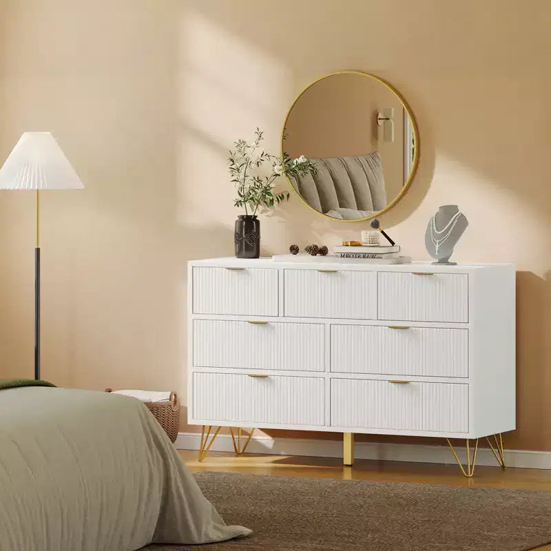 Commode 7 tiroirs avec panneau cannelé, poignées dorées et pieds en V, organisateur de rangement de 119 cm de large pour chambre à coucher, salon et entrée