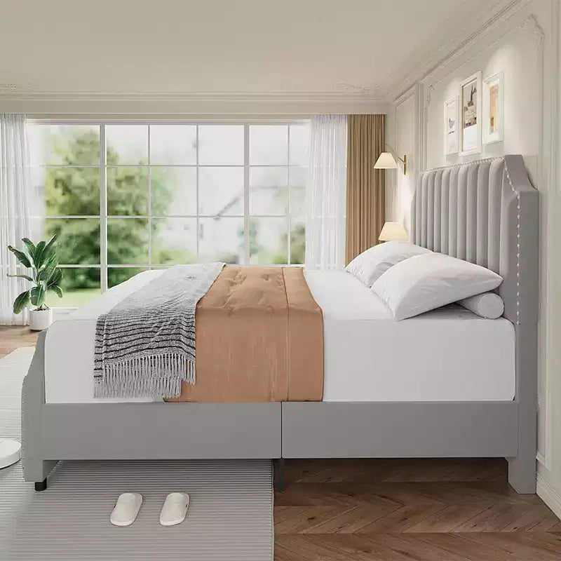 Cadre de lit en velours avec tête de lit haute, clous en laiton et surpiqûres verticales, aucun sommier tapissier requis