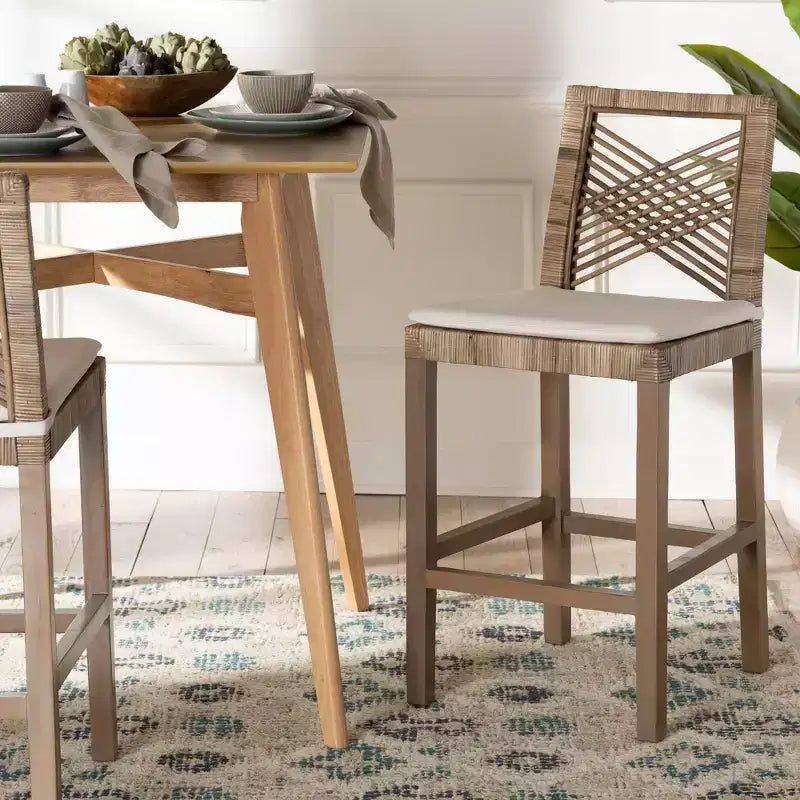 Tabouret de bar hauteur comptoir en rotin naturel et bois d'acajou Kubu gris/taupe rustique