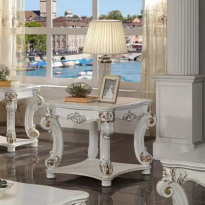 Table basse carrée "Antique Pearl" de 50" avec pieds sculptés et étagère ouverte
