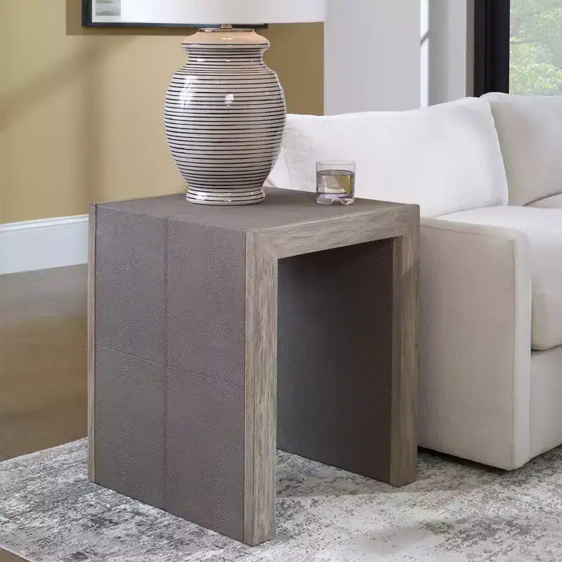 Table d'appoint gris clair imitation galuchat, 50 cm de large