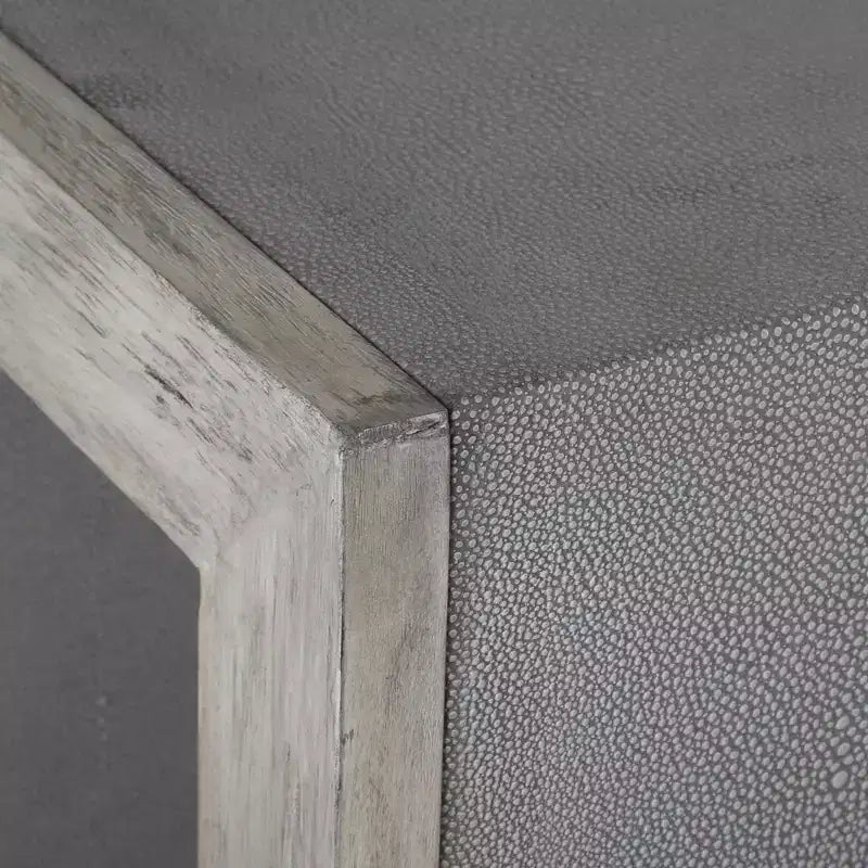 Table d'appoint gris clair imitation galuchat, 50 cm de large
