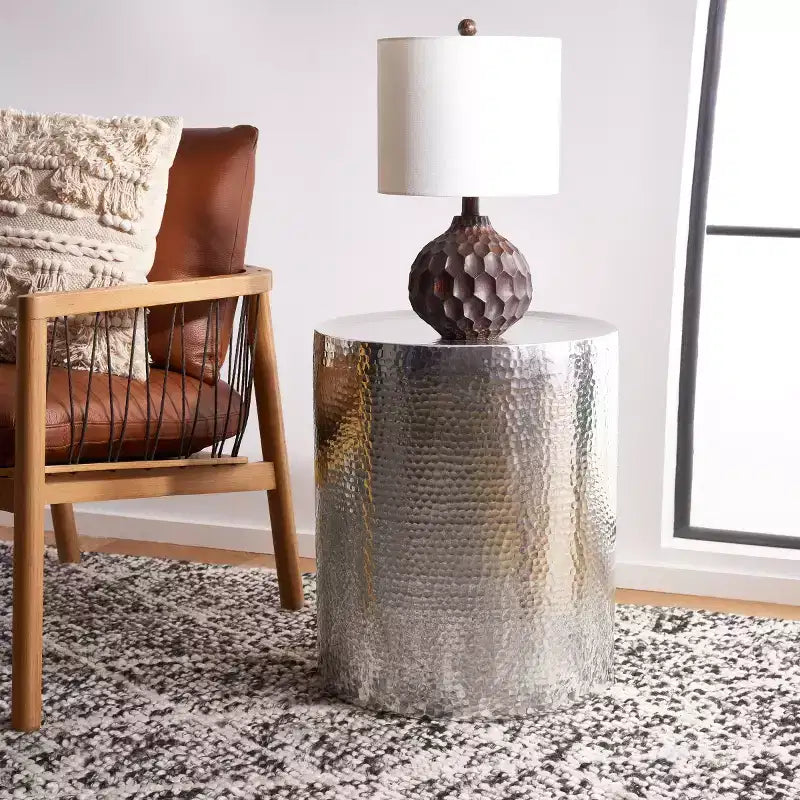 Table d'appoint en aluminium martelé